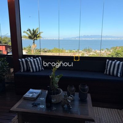 Casa com 309m², 4 quartos (sendo 1 suíte), 3 garagens, no bairro Sambaqui em Florianópolis