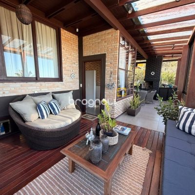 Casa com 309m², 4 quartos (sendo 1 suíte), 3 garagens, no bairro Sambaqui em Florianópolis