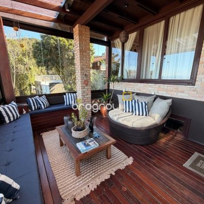 Casa com 309m², 4 quartos (sendo 1 suíte), 3 garagens, no bairro Sambaqui em Florianópolis