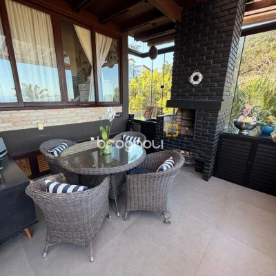 Casa com 309m², 4 quartos (sendo 1 suíte), 3 garagens, no bairro Sambaqui em Florianópolis