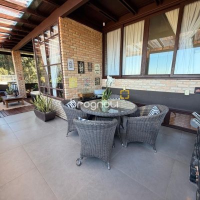 Casa com 309m², 4 quartos (sendo 1 suíte), 3 garagens, no bairro Sambaqui em Florianópolis