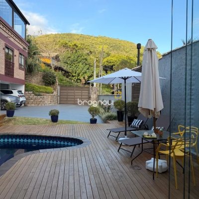 Casa com 309m², 4 quartos (sendo 1 suíte), 3 garagens, no bairro Sambaqui em Florianópolis