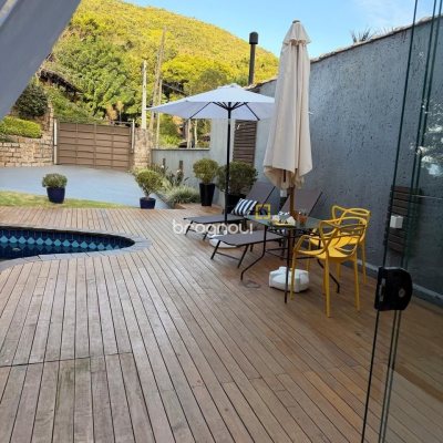 Casa com 309m², 4 quartos (sendo 1 suíte), 3 garagens, no bairro Sambaqui em Florianópolis