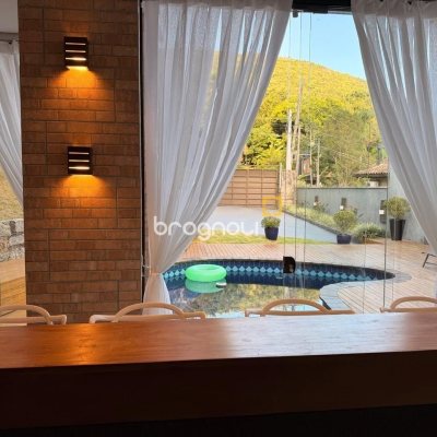Casa com 309m², 4 quartos (sendo 1 suíte), 3 garagens, no bairro Sambaqui em Florianópolis
