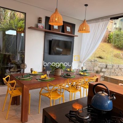 Casa com 309m², 4 quartos (sendo 1 suíte), 3 garagens, no bairro Sambaqui em Florianópolis
