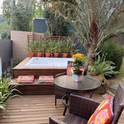 Casa com 309m², 4 quartos (sendo 1 suíte), 3 garagens, no bairro Sambaqui em Florianópolis