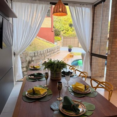 Casa com 309m², 4 quartos (sendo 1 suíte), 3 garagens, no bairro Sambaqui em Florianópolis
