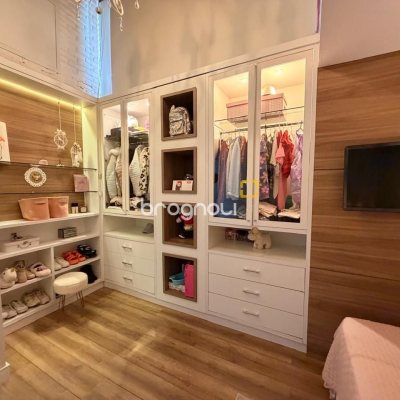 Casa com 309m², 4 quartos (sendo 1 suíte), 3 garagens, no bairro Sambaqui em Florianópolis