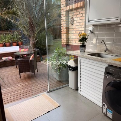 Casa com 309m², 4 quartos (sendo 1 suíte), 3 garagens, no bairro Sambaqui em Florianópolis