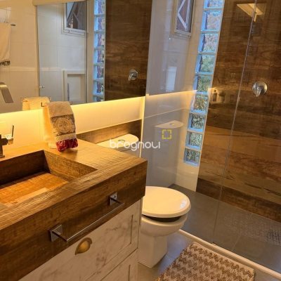 Casa com 309m², 4 quartos (sendo 1 suíte), 3 garagens, no bairro Sambaqui em Florianópolis