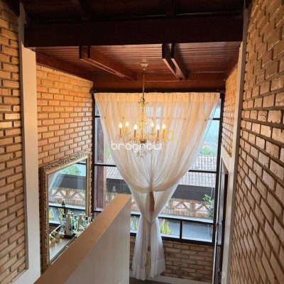Casa com 309m², 4 quartos (sendo 1 suíte), 3 garagens, no bairro Sambaqui em Florianópolis
