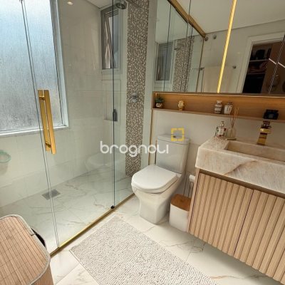Casa com 309m², 4 quartos (sendo 1 suíte), 3 garagens, no bairro Sambaqui em Florianópolis
