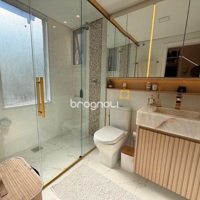 Casa com 309m², 4 quartos (sendo 1 suíte), 3 garagens, no bairro Sambaqui em Florianópolis