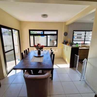 Casa com 230m², 4 quartos (sendo 2 suítes), 2 garagens, no bairro Agronômica em Florianópolis