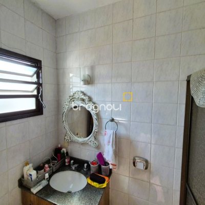 Casa com 230m², 4 quartos (sendo 2 suítes), 2 garagens, no bairro Agronômica em Florianópolis