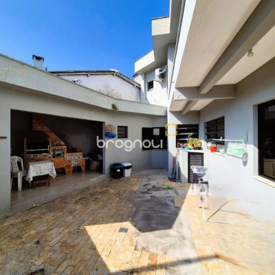 Casa com 230m², 4 quartos (sendo 2 suítes), 2 garagens, no bairro Agronômica em Florianópolis