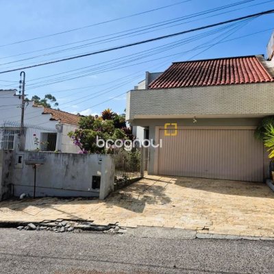 Casa com 230m², 4 quartos (sendo 2 suítes), 2 garagens, no bairro Agronômica em Florianópolis