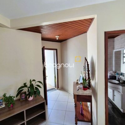 Casa com 230m², 4 quartos (sendo 2 suítes), 2 garagens, no bairro Agronômica em Florianópolis
