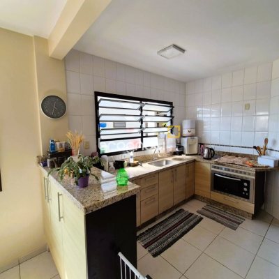Casa com 230m², 4 quartos (sendo 2 suítes), 2 garagens, no bairro Agronômica em Florianópolis