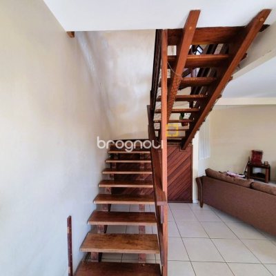 Casa com 230m², 4 quartos (sendo 2 suítes), 2 garagens, no bairro Agronômica em Florianópolis