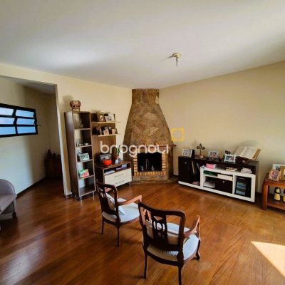 Casa com 230m², 4 quartos (sendo 2 suítes), 2 garagens, no bairro Agronômica em Florianópolis