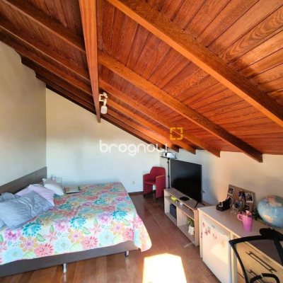 Casa com 230m², 4 quartos (sendo 2 suítes), 2 garagens, no bairro Agronômica em Florianópolis