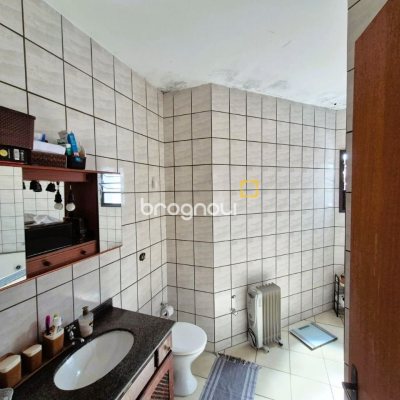 Casa com 230m², 4 quartos (sendo 2 suítes), 2 garagens, no bairro Agronômica em Florianópolis