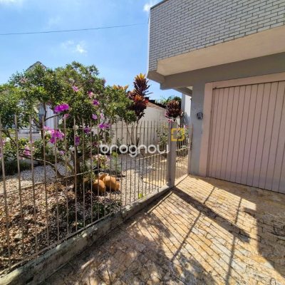 Casa com 230m², 4 quartos (sendo 2 suítes), 2 garagens, no bairro Agronômica em Florianópolis