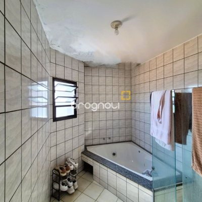 Casa com 230m², 4 quartos (sendo 2 suítes), 2 garagens, no bairro Agronômica em Florianópolis