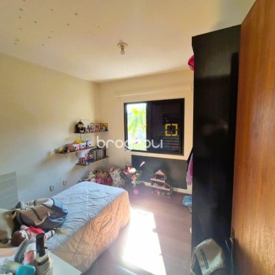 Casa com 230m², 4 quartos (sendo 2 suítes), 2 garagens, no bairro Agronômica em Florianópolis