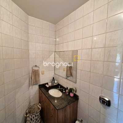 Casa com 230m², 4 quartos (sendo 2 suítes), 2 garagens, no bairro Agronômica em Florianópolis