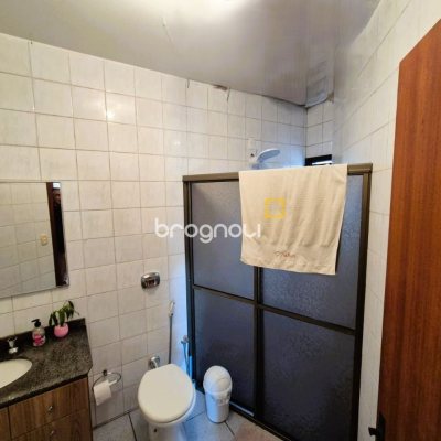 Casa com 230m², 4 quartos (sendo 2 suítes), 2 garagens, no bairro Agronômica em Florianópolis
