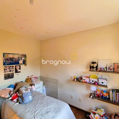 Casa com 230m², 4 quartos (sendo 2 suítes), 2 garagens, no bairro Agronômica em Florianópolis