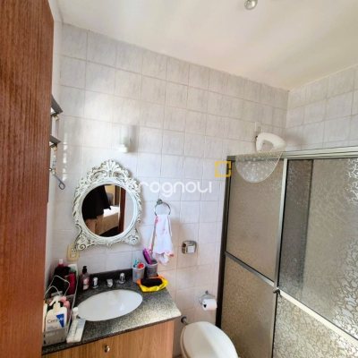 Casa com 230m², 4 quartos (sendo 2 suítes), 2 garagens, no bairro Agronômica em Florianópolis