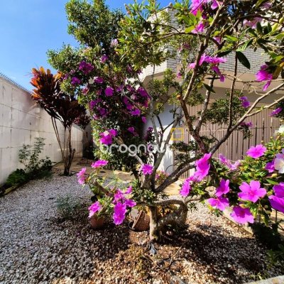 Casa com 230m², 4 quartos (sendo 2 suítes), 2 garagens, no bairro Agronômica em Florianópolis