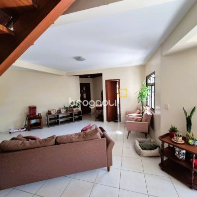 Casa com 230m², 4 quartos (sendo 2 suítes), 2 garagens, no bairro Agronômica em Florianópolis