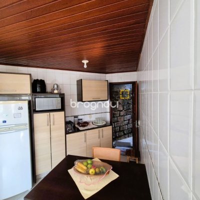 Casa com 230m², 4 quartos (sendo 2 suítes), 2 garagens, no bairro Agronômica em Florianópolis