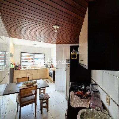 Casa com 230m², 4 quartos (sendo 2 suítes), 2 garagens, no bairro Agronômica em Florianópolis