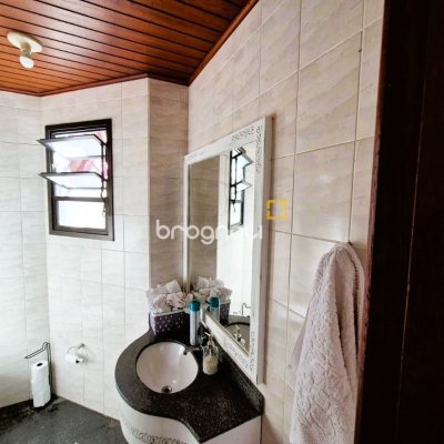 Casa com 230m², 4 quartos (sendo 2 suítes), 2 garagens, no bairro Agronômica em Florianópolis