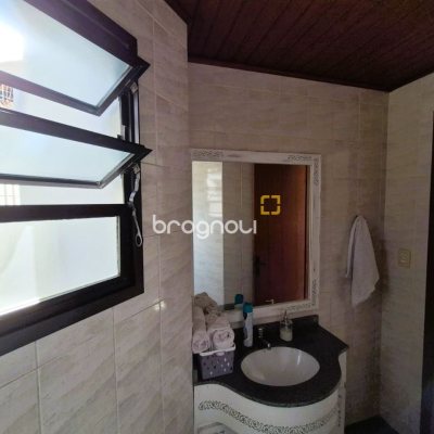 Casa com 230m², 4 quartos (sendo 2 suítes), 2 garagens, no bairro Agronômica em Florianópolis