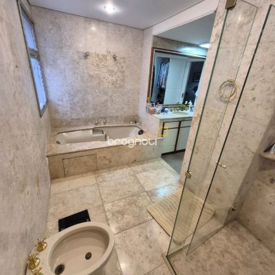 Apartamento com 224m², 4 quartos (sendo 2 suítes), 2 garagens, no bairro Centro em Florianópolis