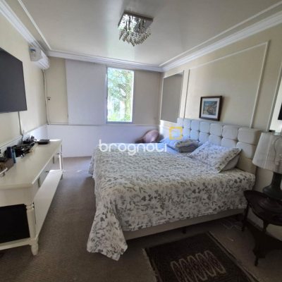 Apartamento com 224m², 4 quartos (sendo 2 suítes), 2 garagens, no bairro Centro em Florianópolis