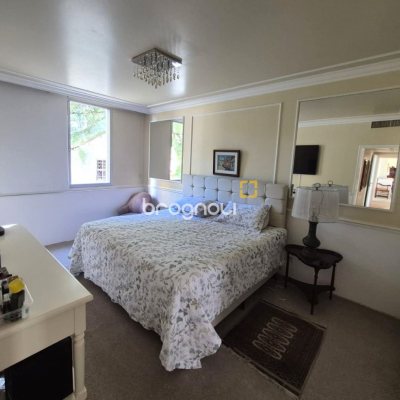 Apartamento com 224m², 4 quartos (sendo 2 suítes), 2 garagens, no bairro Centro em Florianópolis