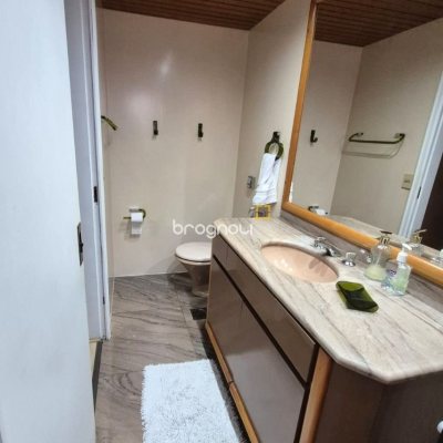 Apartamento com 224m², 4 quartos (sendo 2 suítes), 2 garagens, no bairro Centro em Florianópolis