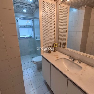 Apartamento com 224m², 4 quartos (sendo 2 suítes), 2 garagens, no bairro Centro em Florianópolis