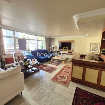 Apartamento com 224m², 4 quartos (sendo 2 suítes), 2 garagens, no bairro Centro em Florianópolis