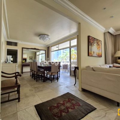 Apartamento com 224m², 4 quartos (sendo 2 suítes), 2 garagens, no bairro Centro em Florianópolis