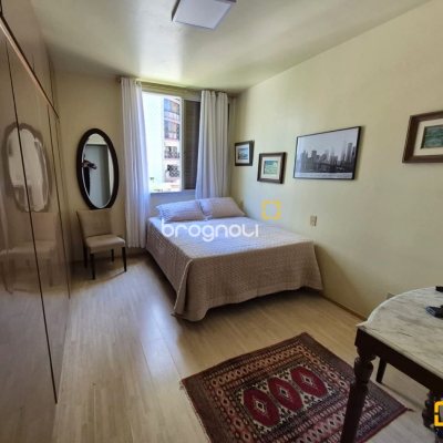 Apartamento com 224m², 4 quartos (sendo 2 suítes), 2 garagens, no bairro Centro em Florianópolis