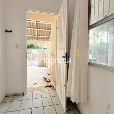 Casa com 76m², 4 quartos, 1 garagem, no bairro São João do Rio Vermelho em Florianópolis