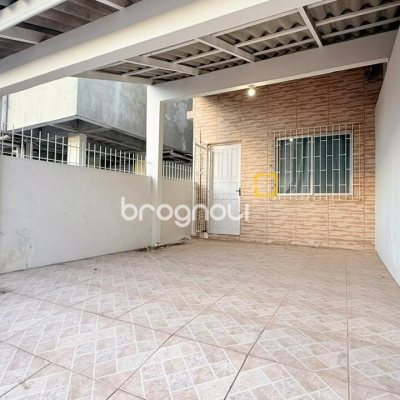 Casa com 76m², 4 quartos, 1 garagem, no bairro São João do Rio Vermelho em Florianópolis